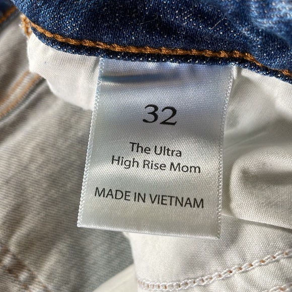 Willow & Root Ultra High Rise Mom Jean. Size 32. In like new condition! - Picture 6 of 7